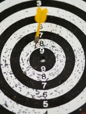 black-and-white-dartboard-1552617